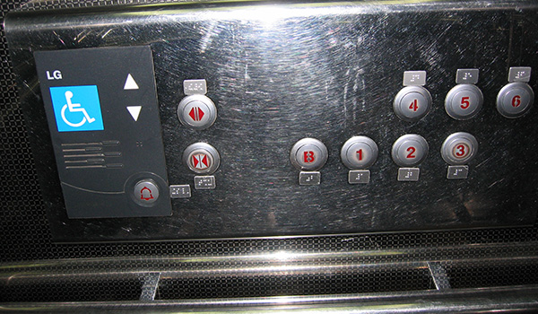 Nút bấm thang máy, bảng điều khiển thang máy